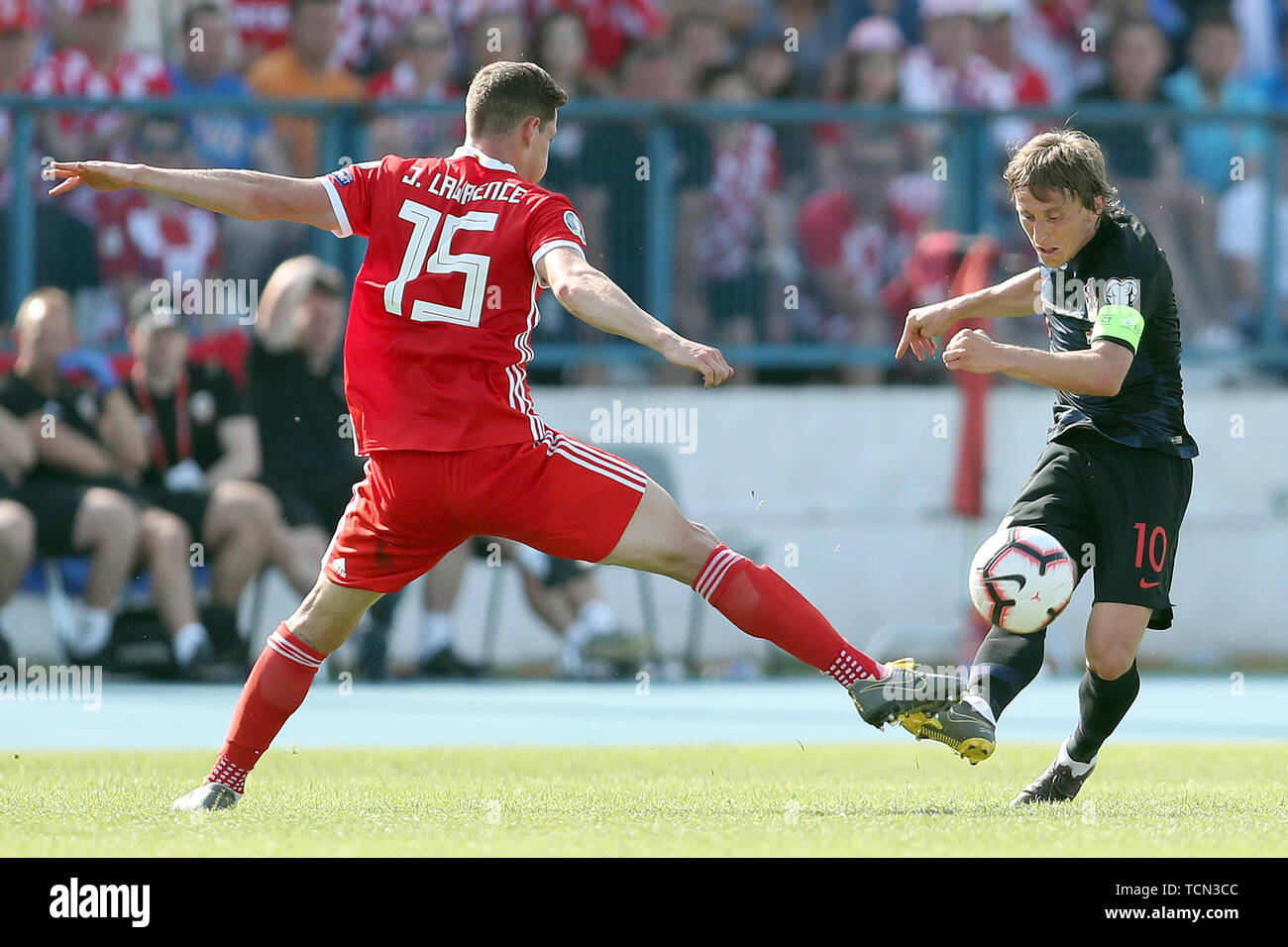 Osijek, Kroatien. 8. Juni 2019. Luka Modric (R) von Kroatien Mias mit James Lawrence von Wales während der UEFA EURO 2020 Gruppe E Qualifier in Osijek, Kroatien, 8. Juni 2019. Kroatien gewann 2-1. Credit: Goran Stanzl/Xinhua/Alamy leben Nachrichten Stockfoto