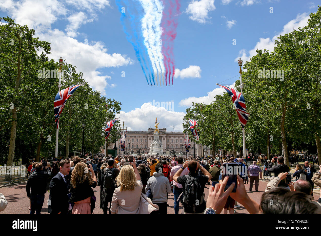 London, Großbritannien. 08 Juni, 2019. Royal Fans und Touristen sind in der Mall zu sehen sehen Sie ein Flypast der RAF Red Arrows trailing roten, weißen und blauen Rauch in patriotischen Tribut als Teil der Zeremonie die Farbe der 93. Geburtstag von Königin Elizabeth II. zu markieren, Großbritanniens längsten regierenden Monarchen. Credit: SOPA Images Limited/Alamy leben Nachrichten Stockfoto