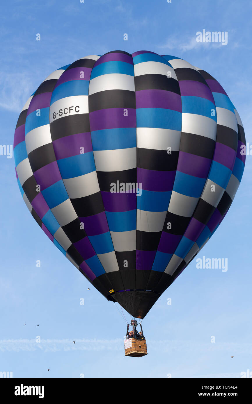 London, Großbritannien. 9. Juni, 2019. 46 Heißluftballons haben den Himmel über London heute Morgen als Teil der jährlichen Oberbürgermeister von London's Hot Air Balloon Regatta gefüllt. Die Ballons von Battersea Park kurz nach Sonnenaufgang und landete und an verschiedenen Orten in London und Essex. Credit: Rob Powell/Alamy leben Nachrichten Stockfoto