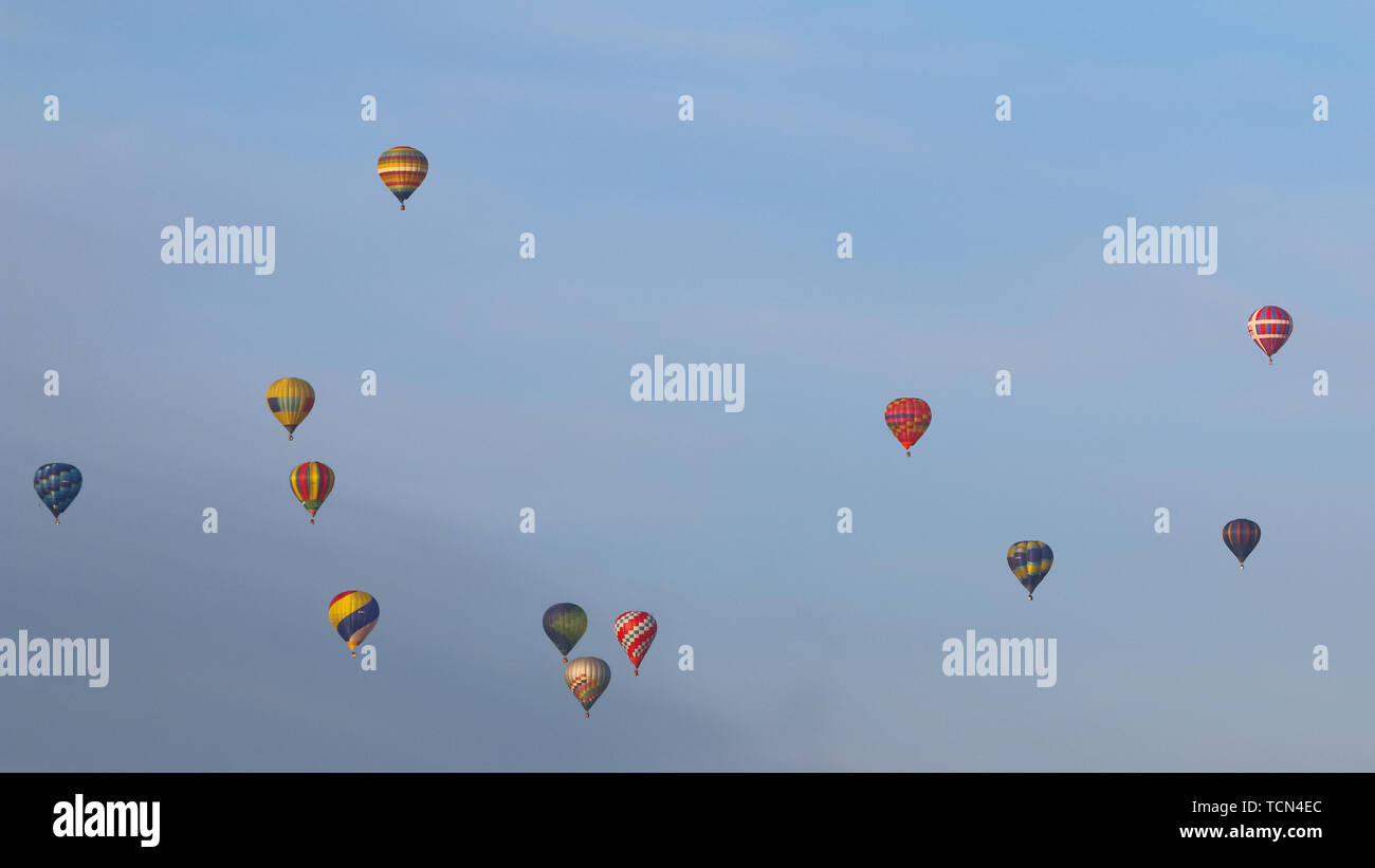 London, Großbritannien. 9. Juni, 2019. 46 Heißluftballons haben den Himmel über London heute Morgen als Teil der jährlichen Oberbürgermeister von London's Hot Air Balloon Regatta gefüllt. Die Ballons von Battersea Park kurz nach Sonnenaufgang und landete und an verschiedenen Orten in London und Essex. Credit: Rob Powell/Alamy leben Nachrichten Stockfoto