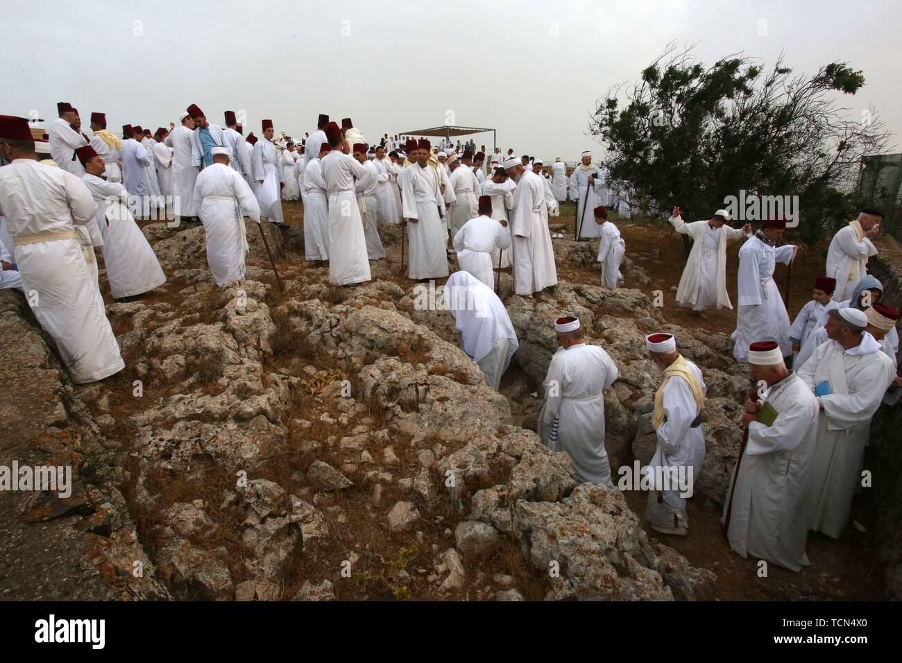 Nablus, Westjordanland, palästinensischen Gebiet. 9. Juni, 2019. Mitglieder der Samariter Gemeinschaft betet bei Sonnenaufgang während der sieben Tage der Pfingsten Urlaub, auf dem Berg Garizim. Der Überlieferung nach die Samariter sind Nachkommen der Juden, die nicht abgeschoben wurden, als die Assyrer Israel im Jahre 722 v. Chr. erobert. Die kleine Gemeinde Zahlen über 810 Menschen, die Hälfte davon in ein Dorf auf dem Berg Garizim live, in der Nähe der palästinensischen Stadt Nablus, und der Rest in Holon in der Nähe von Tel Aviv in Israel Quelle: ZUMA Press, Inc./Alamy Live News Credit: ZUMA Press, Inc./Alamy leben Nachrichten Stockfoto