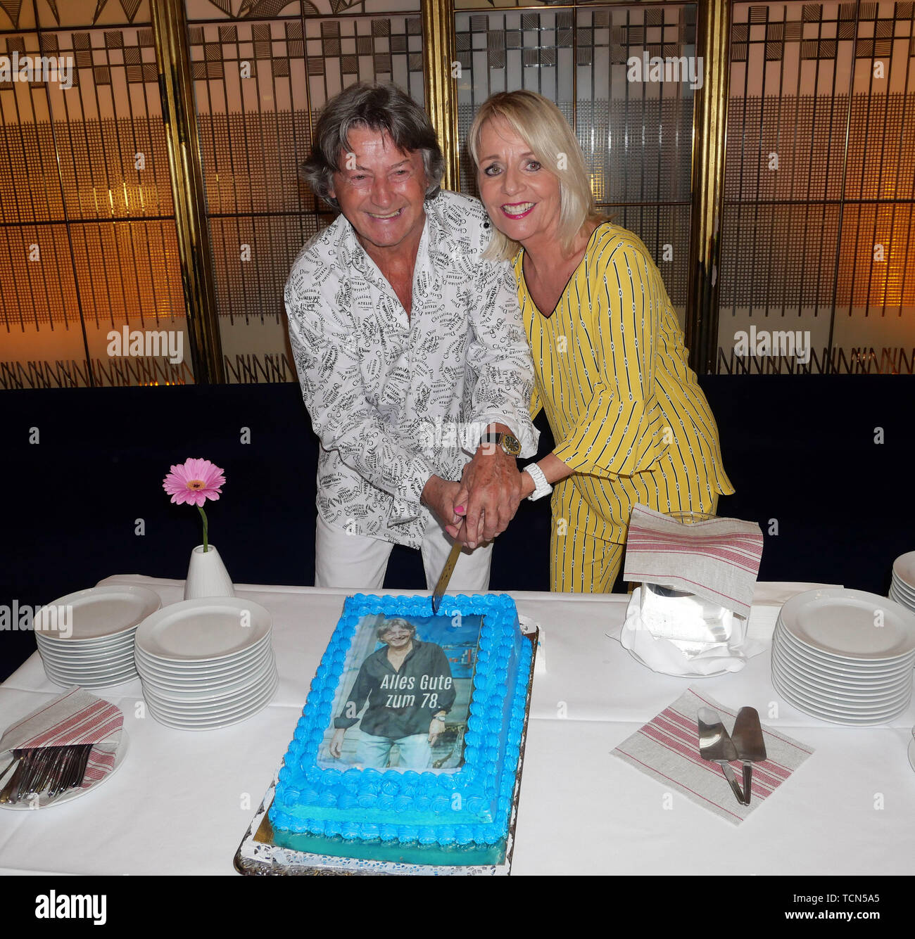 Berlin Deutschland 07 Juni 2019 Herbert Herrmann Schauspieler Schneidet Seine Geburtstagstorte Auf Seinem 78 Geburtstag Mit Seiner Frau Nora Von Collande Schauspielerin Am Theater Am Kurfurstendamm In Der Schiller Theater Bin Es