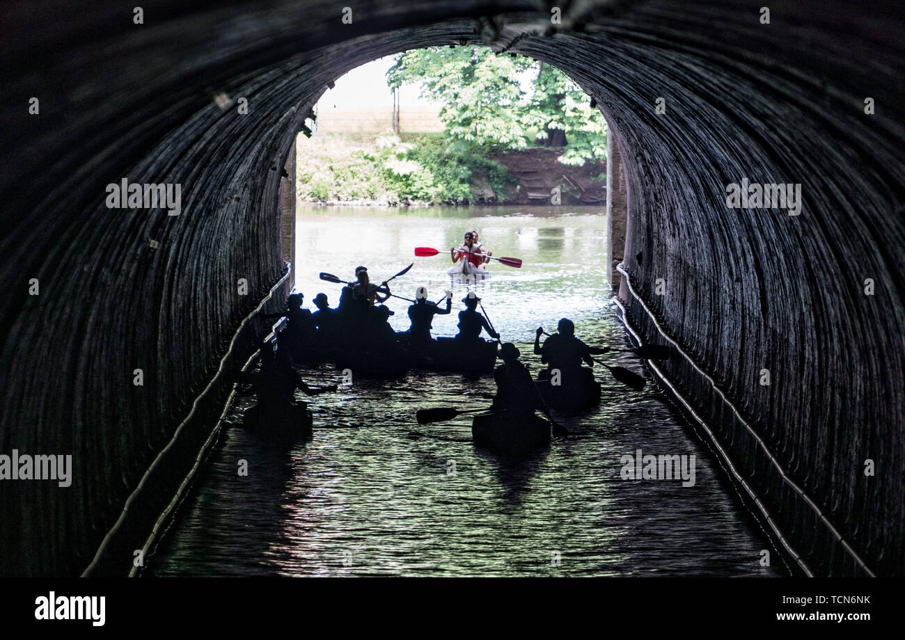 Weilburg, Deutschland. 09 Juni, 2019. Kanufahrer geben Sie die Weilburger Schiffstunnel. Es wurde in den Jahren 1844-1847 erbaut und ist die älteste und mit 195 Metern die längste schiffbare Versand Tunnel in Deutschland. Heute ist es nur durch Freizeitsportler verwendet wird. Foto: Frank Rumpenhorst/dpa/Alamy leben Nachrichten Stockfoto