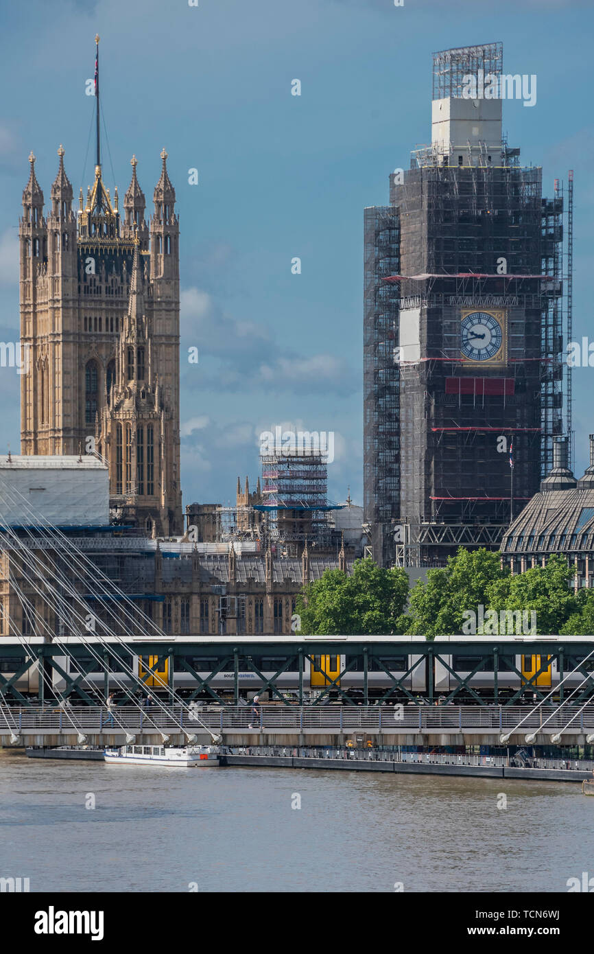 London, Großbritannien. 09 Juni, 2019. Die Gesichter der Big Ben, das Elizabeth Tower, beginnen zu erscheinen als schmerzlich langsam Renovierungsarbeiten im Palast von Westminster fort. Credit: Guy Bell/Alamy leben Nachrichten Stockfoto