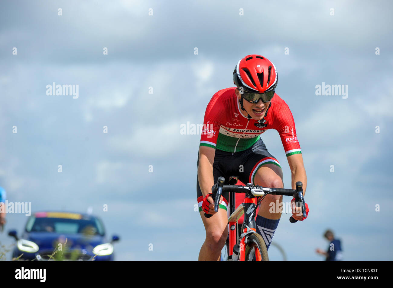 Melton Mowbray, Leicestershire, UK, 9. Juni 2019. George Mills-Keeling, Cycle Club Bridgnorth RWG Kreuze Somerberg während der 2019 6 Junior Kreislauf klassischen Radrennen in Melton Mowbray Teil des British Cycling National Junior Road Race Serie. @ Quelle: David Rebhuhn/Alamy leben Nachrichten Stockfoto