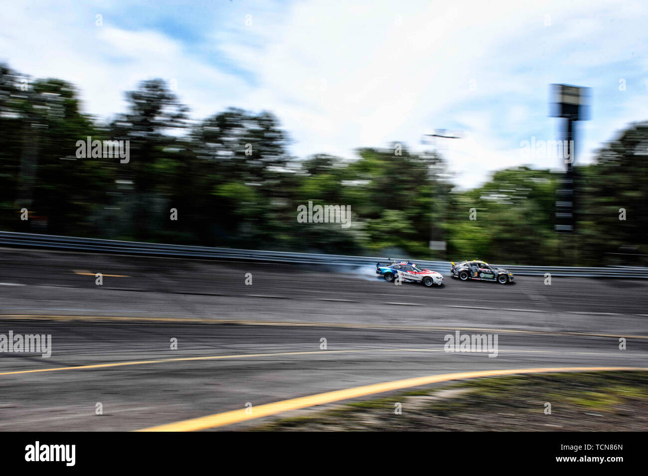 Wall Township, New Jersey, USA. 08 Juni, 2019. Kyle Mohan Rennen in seinem Mazda RX-8 gegen James Deane in seinem Nissan Silia S15 während der Runde 4: Advance Auto Parts Spießrutenlauf durch Schwarze Magie des 2019 Formula Drift Black Magic PRO Meisterschaft an der Wand Speedway im Wall Township, New Jersey vorgestellt. Credit: Csm/Alamy leben Nachrichten Stockfoto