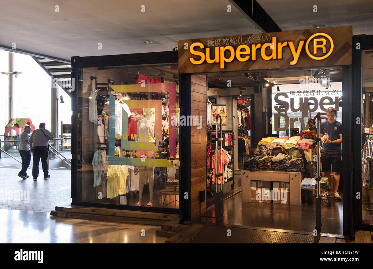 Barcelona, Spanien. 29 Mai, 2019. Britische Kleidung Marke Superdry store  in Barcelona gesehen. Credit: Miguel Candela/SOPA Images/ZUMA Draht/Alamy  leben Nachrichten Stockfotografie - Alamy