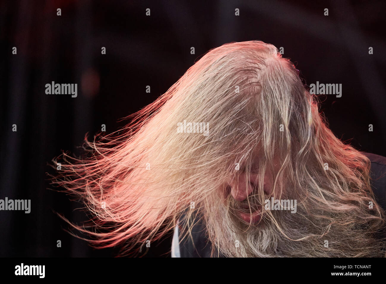 Nürburg, Deutschland. 09 Juni 2019, Rheinland-Pfalz, Nürburg: Sänger Johan Hegg führt auf der Hauptbühne der Open-Air-Festival "Rock am Ring" mit dem schwedischen Metal Band Amon Amarth. An drei Tagen über 75 Bands auf drei Bühnen vor mehr als 80000 Zuschauern. Foto: Thomas Frey/dpa Quelle: dpa Picture alliance/Alamy leben Nachrichten Stockfoto
