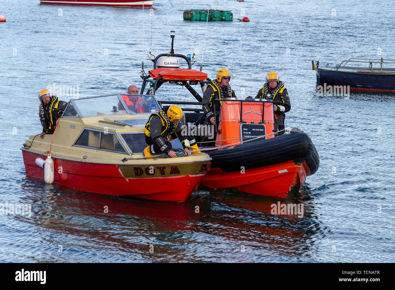 Castletownshend, West Cork, Irland, 9. Juni 2019, die Zehe Leiter Niederlassung der irischen Küstenwache wurden an diesem Abend zu einem Kajütboot aufgeschlüsselt und hilflos genannt. Das Boot war Abdriften der Hirsch rockt, West Cork, mit einem onshore Wind und Flut gab es eine dringende Notwendigkeit, die Ihr schnell zu erhalten. Die Küstenwache brachte sie zurück nach Castletownshend Hafen mit beiden Ihre Crew sicher und unverletzt. Kredit aphperspective/Alamy leben Nachrichten Stockfoto