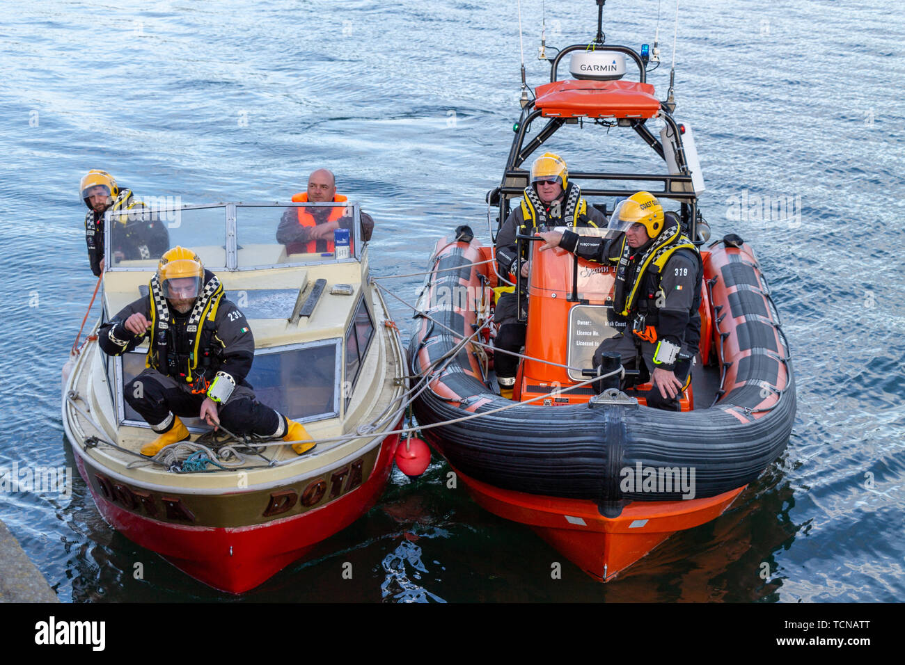 Castletownshend, West Cork, Irland, 9. Juni 2019, die Zehe Leiter Niederlassung der irischen Küstenwache wurden an diesem Abend zu einem Kajütboot aufgeschlüsselt und hilflos genannt. Das Boot war Abdriften der Hirsch rockt, West Cork, mit einem onshore Wind und Flut gab es eine dringende Notwendigkeit, die Ihr schnell zu erhalten. Die Küstenwache brachte sie zurück nach Castletownshend Hafen mit beiden Ihre Crew sicher und unverletzt. Kredit aphperspective/Alamy leben Nachrichten Stockfoto