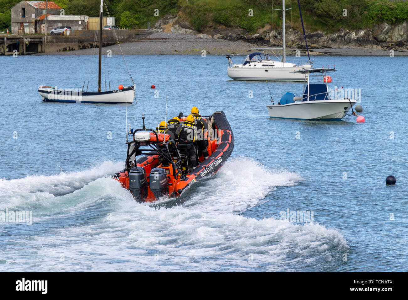 Castletownshend, West Cork, Irland, 9. Juni 2019, die Zehe Leiter Niederlassung der irischen Küstenwache wurden an diesem Abend zu einem Kajütboot aufgeschlüsselt und hilflos genannt. Das Boot war Abdriften der Hirsch rockt, West Cork, mit einem onshore Wind und Flut gab es eine dringende Notwendigkeit, die Ihr schnell zu erhalten. Die Küstenwache brachte sie zurück nach Castletownshend Hafen mit beiden Ihre Crew sicher und unverletzt. Kredit aphperspective/Alamy leben Nachrichten Stockfoto