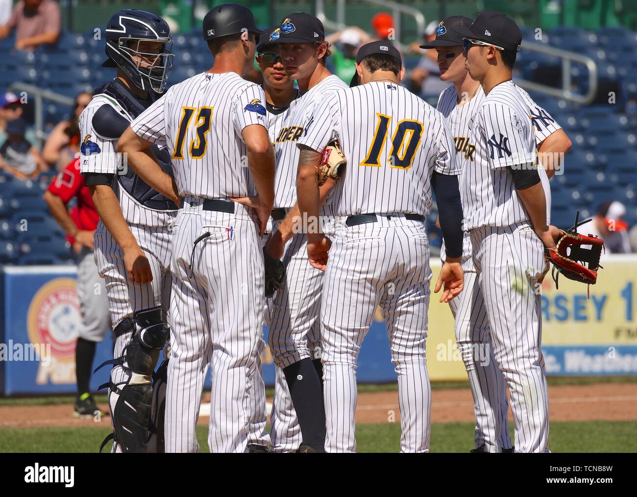 Trenton, New Jersey, USA. 9. Juni, 2019. Der Trenton Thunder haben eine Sitzung am Damm der Krug zu planen, wie sie auf ihre Leitung 1-0 über die Erie SeaWolves im neunten Inning des Spiels am Arm & HAMMER Park zu halten. Nach dem Laden der Basen, schließen Krug wird Carter (Mitte) erhielt das Sparen für den Donner. Thunder manager PATRICK OSBORN (13) Gespräche mit Carter. Credit: Staton Rabin/ZUMA Draht/Alamy leben Nachrichten Stockfoto