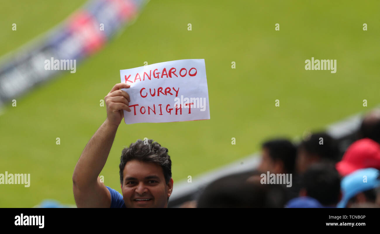 London, Großbritannien. 09 Juni, 2019. Eine indische Lüfter hält aloft ein Zeichen. Während der ICC Cricket World Cup Match zwischen Indien und Australien, Am Kia Oval, London. Credit: Cal Sport Media/Alamy leben Nachrichten Stockfoto