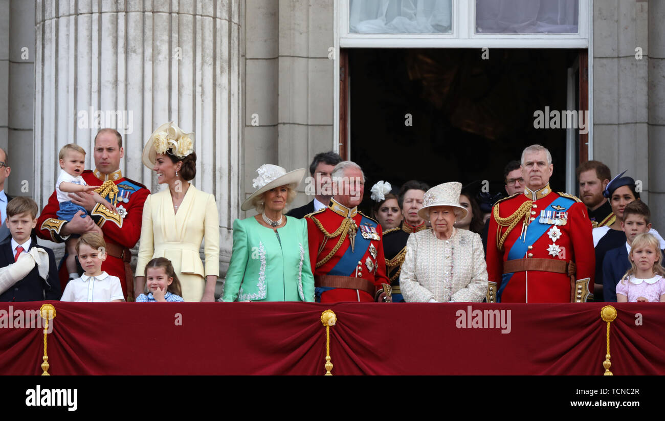 Prinz William (Herzog holding Prinz Louis, Kate Middleton (Herzogin von Cambridge), Prince George, Prinzessin Charlotte, Cambridge) Neben (Camilla, Herzogin von Cornwall) Prinz Charles (Prinz von Wales), Queen Elizabeth II., Prinz Andrew (Herzog von York), Prinz Harry (Herzog von Sussex) und Meghan Markle (Herzogin von Sussex) auf dem Bild Trooping der Farbe 2019. Die Farbe markiert den Queens offizieller Geburtstag und 1.400 Soldaten, 200 Pferde und 400 Musiker Parade für Königin Elizabeth II., und die Veranstaltung endet mit einem RAF Flypast wie die königliche Familie schauen Sie vom Balkon bei Buckingha Stockfoto