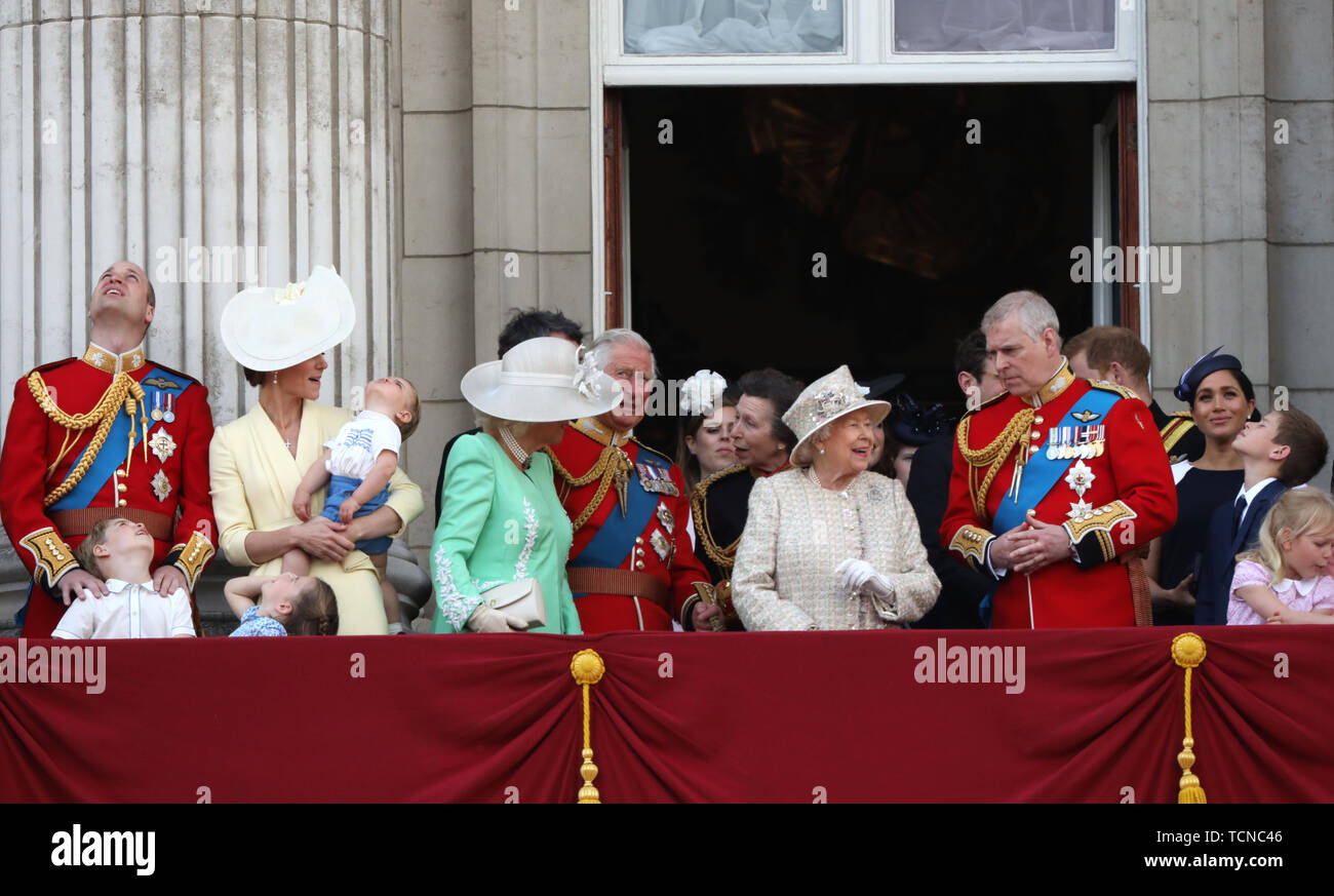 Prinz William (Herzog von Cambridge), Kate Middleton (Herzogin holding Prinz Louis, Prince George, Prinzessin Charlotte, Cambridge) Neben (Camilla, Herzogin von Cornwall) Prinz Charles (Prinz von Wales), Queen Elizabeth II., Prinz Andrew (Herzog von York), Prinz Harry (Herzog von Sussex) und Meghan Markle (Herzogin von Sussex) auf dem Bild Trooping der Farbe 2019. Die Farbe markiert den Queens offizieller Geburtstag und 1.400 Soldaten, 200 Pferde und 400 Musiker Parade für Königin Elizabeth II., und die Veranstaltung endet mit einem RAF Flypast wie die königliche Familie schauen Sie vom Balkon bei Buckingha Stockfoto