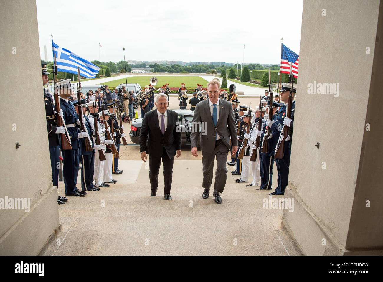 Die US-Verteidigungsminister Patrick M. Shanahan trifft sich mit griechischen Verteidigungsminister Evangelos Apostolakis bei einem Besuch im Pentagon in Washington, D.C., 7. Juni 2019. (DoD Foto von U.S. Army Sgt. Amber I. Smith) Stockfoto