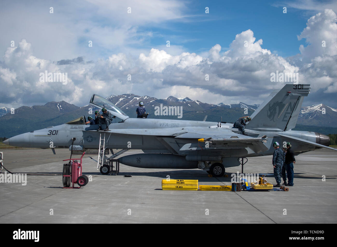 U.S. Navy Segler mit Strike Fighter Squadron 192 zugeordnet, Naval Air Station Lemoore arbeiten an einer F/A-18E Super Hornet nach einem Flug bei Joint Base Elmendorf-Richardson, Alaska, 4. Juni 2019. VFA-192 bis eine Abteilung in Alaska, Integration und Support Training mit JBER's F-22 Raptors zu stellen. Alaska der VFA-192 ablösen können Piloten die Möglichkeit, Ihre taktischen und strategischen Fähigkeiten in einer gemeinsamen Bekämpfung der Umgebung zu erhöhen. (U.S. Air Force Foto: Staff Sgt. James Richardson) Stockfoto