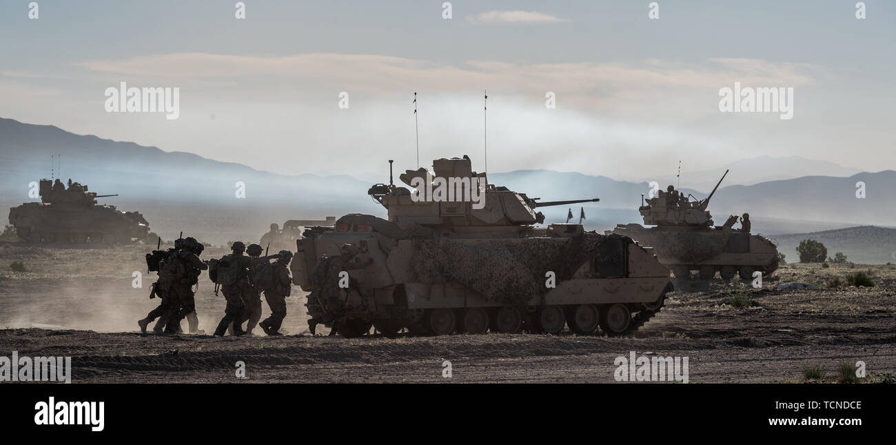 Army National Guard Infanteristen aus der 116 Kavallerie Brigade Combat Team nutzen, eine Stadt, die von der Feind Juni 7, 2019, in der National Training Center in Fort Irwin, Kalifornien. Die Beschlagnahme der Schlüssel Gelände die 116 CBCT zu manövrieren die zuvor beanstandeten Bereich pass aktiviert. (U.S. Army National Guard Foto von Sgt. Mason Cutrer) Stockfoto