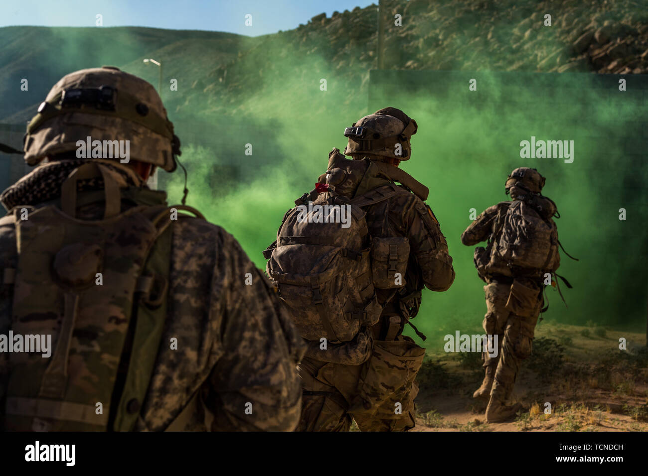 Army National Guard Infanteristen aus der 116 Kavallerie Brigade Combat Team nutzen, eine Stadt, die von der Feind Juni 7, 2019, in der National Training Center in Fort Irwin, Kalifornien. Die Beschlagnahme der Schlüssel Gelände die 116 CBCT zu manövrieren die zuvor beanstandeten Bereich pass aktiviert. (U.S. Army National Guard Foto von Sgt. Mason Cutrer) Stockfoto