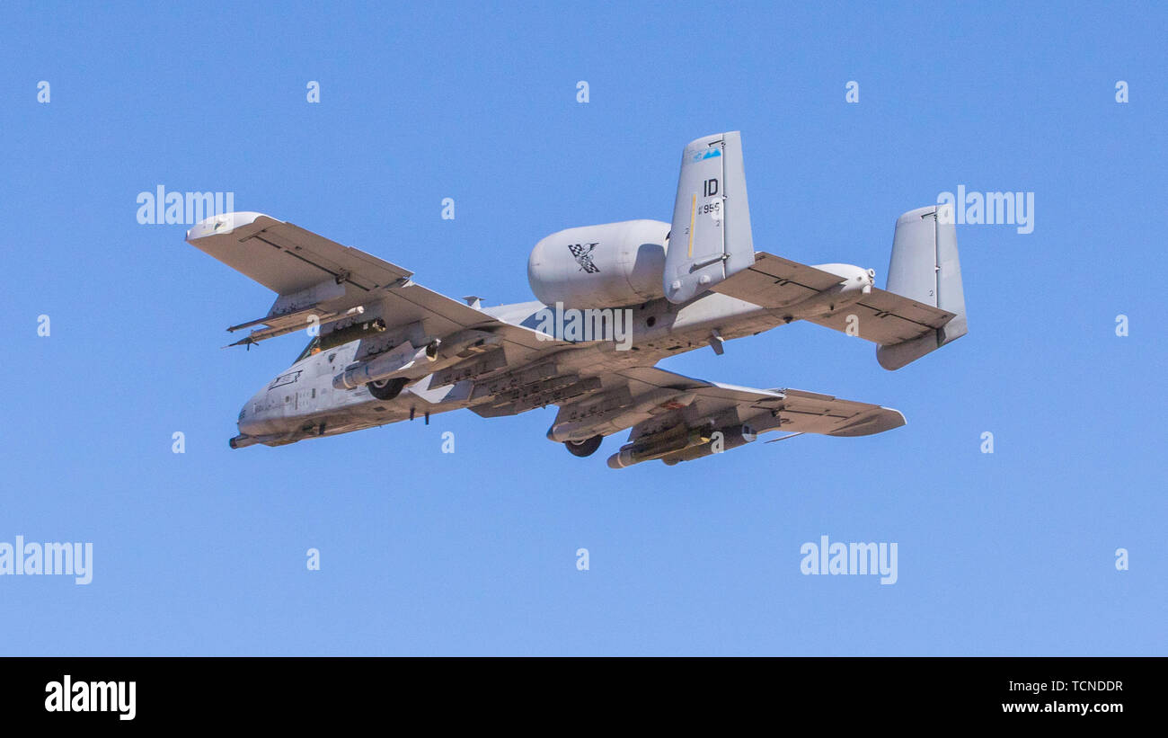 Ein 10 Thunderbolt II 190 der Air National Guard Fighter Squadron zugeordnet, 124 Fighter Wing bereitet sich für eine strenge Landung auf die Freiheit, Landeplatz, 5. Juni 2019, an der National Training Center, Fort Irwin, Kalifornien. Die IDANG ist es, den Teilnehmenden in Grün Flag-West mit Flugbetrieb am NTC zur Unterstützung der 116 Kavallerie Brigade Combat Team, mit Sitz in Boise, Idaho. Stockfoto