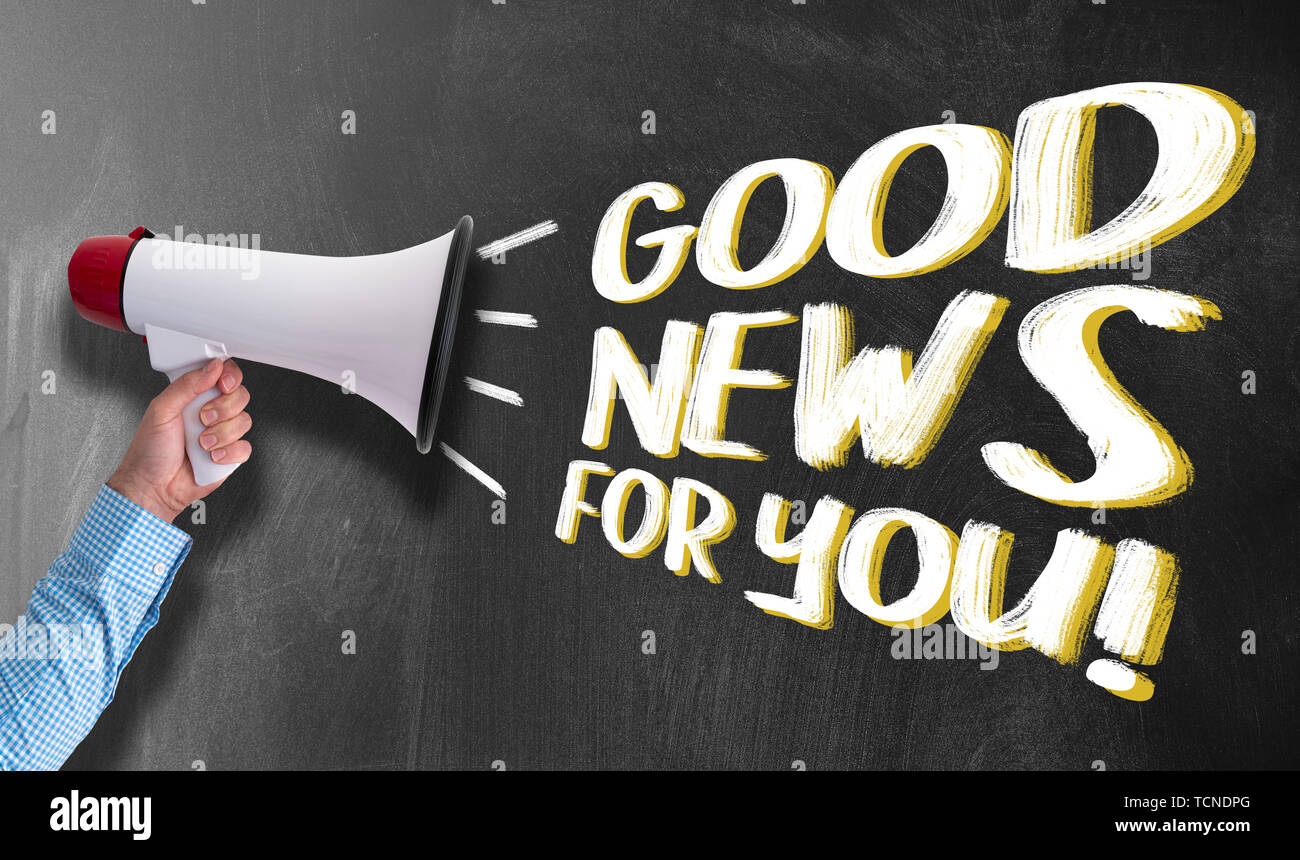 Hand des Kaufmanns holding Megaphon oder Megaphon gegen Schiefertafel mit Text GUTE NACHRICHTEN FÜR SIE Stockfoto