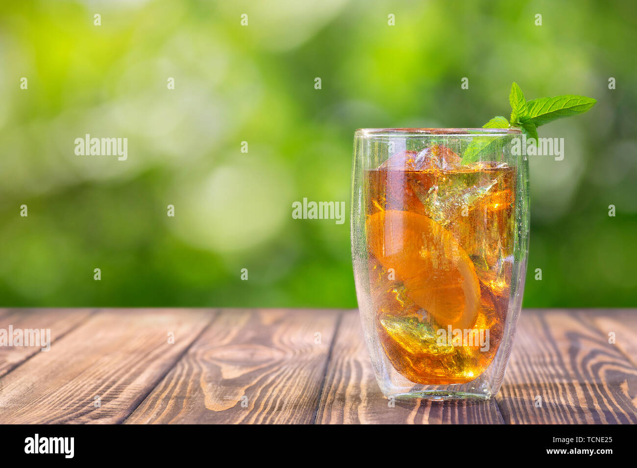 Glas Eistee auf hölzernen Tisch Stockfoto