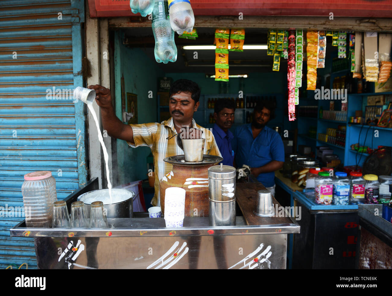 Ein tamilischer Mann kochende Milch in Vorbereitung der indischen Kaffee in seinem kleinen Laden in Chidambaram, Indien. Stockfoto