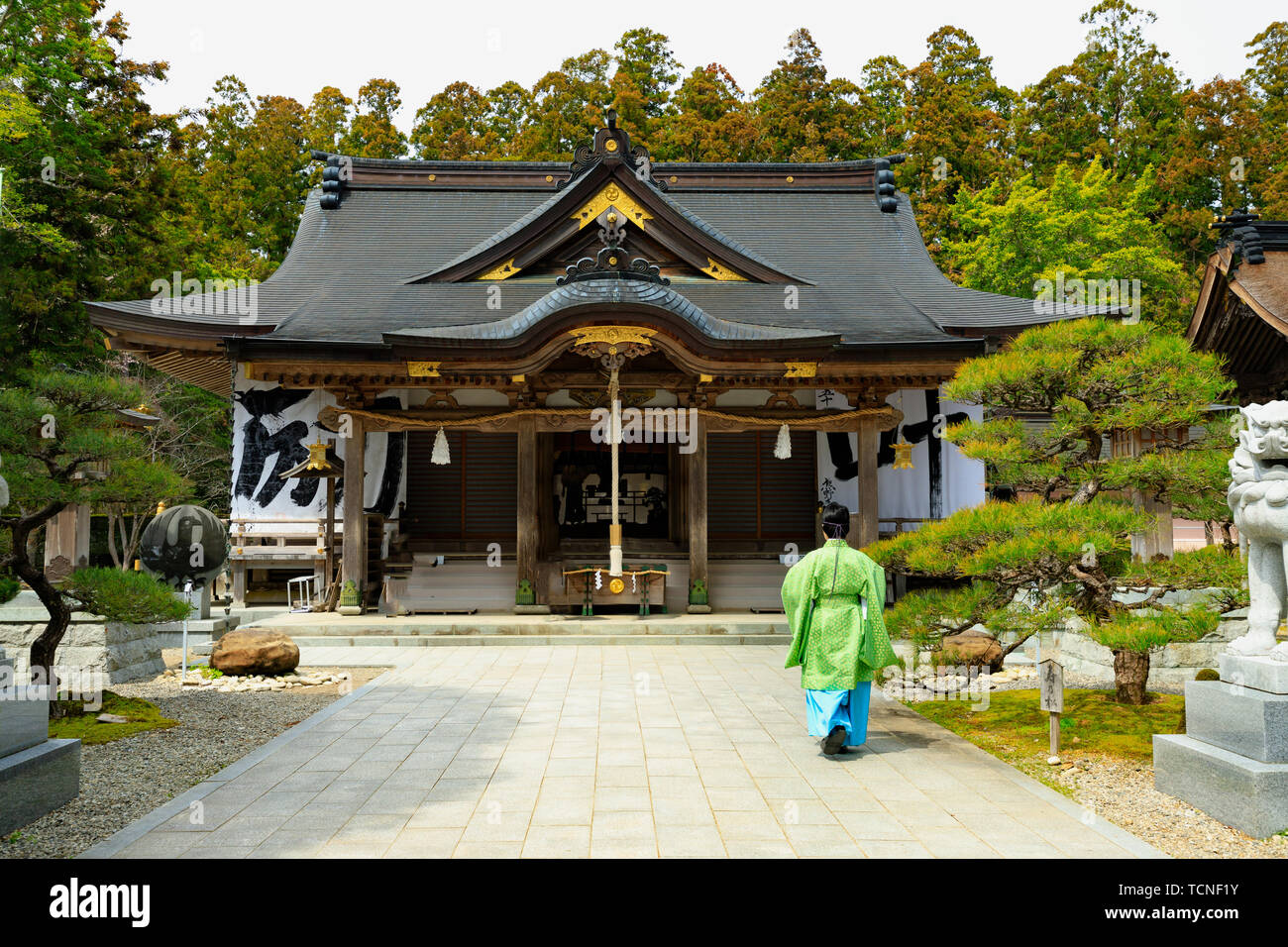 Menschen im Kimono zu Fuß in den Kumano Hongu Taisha Tempel hof, Japan Stockfoto