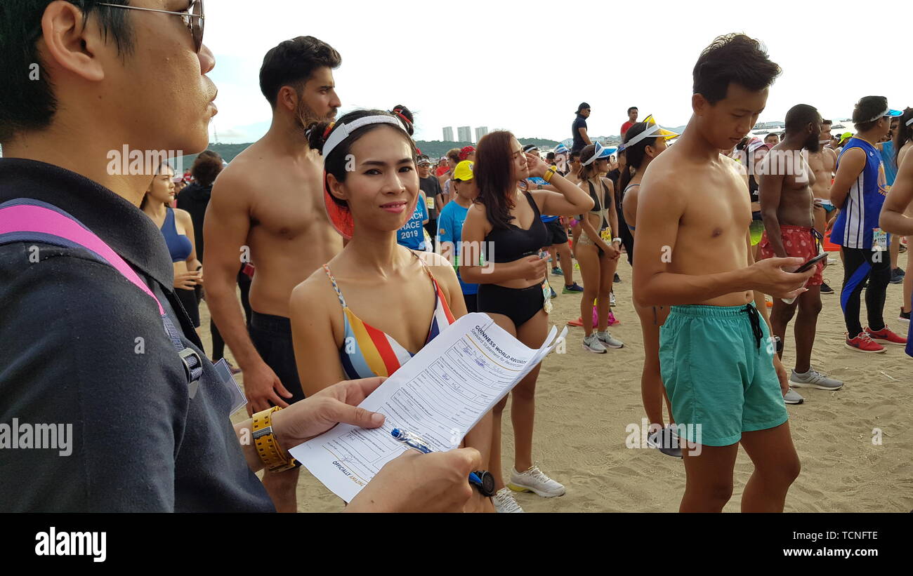 PATTAYA, THAILAND - Juni 8, 2019: Vertreter von Guinness World Record zählen Menschen, die ein Teilnehmer der Welt Performance Lunges für die Pause. Stockfoto