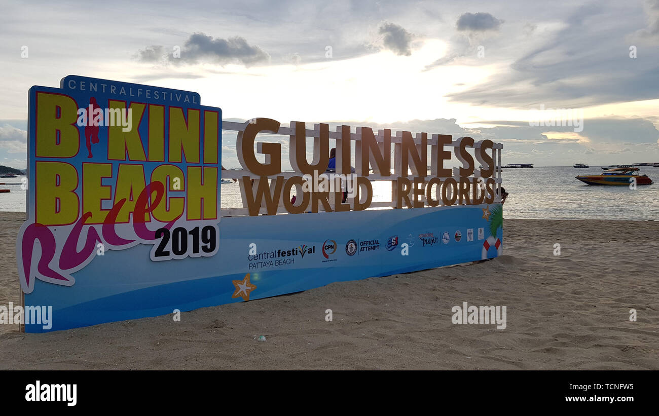 PATTAYA, THAILAND - Juni 8, 2019: Zeichen der Pattaya Bikini Beach Race 2019 Guinness World Record am Sandstrand in Pattaya, Thailand am 8. Juni, 2019 Stockfoto