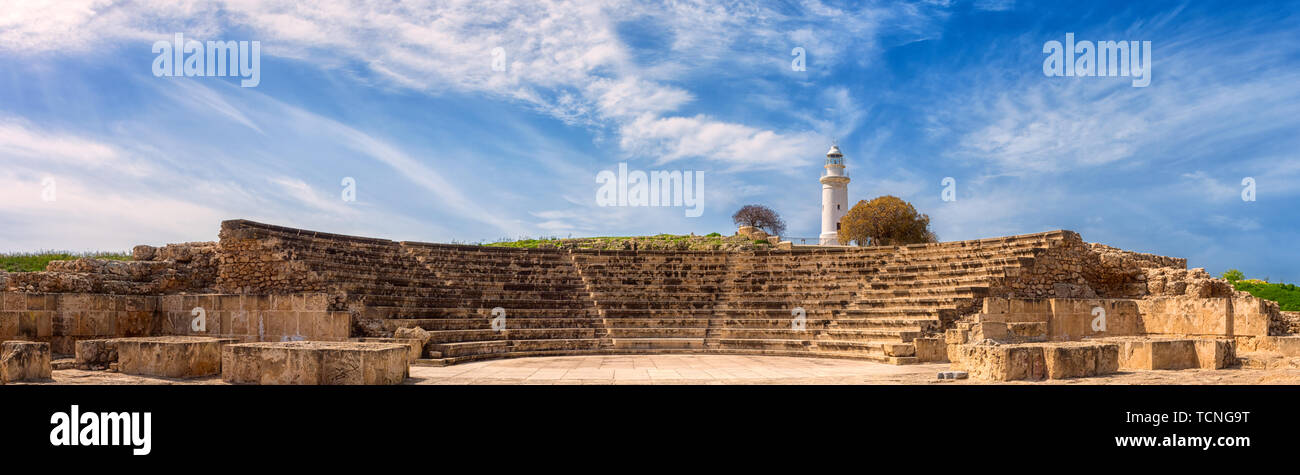 Antike Odeon Amphitheater im archäologischen Park Paphos (Kato Pafos), Hafen von Paphos, Zypern, Panoramaaussicht. Die malerische Landschaft mit Ruine der mediev Stockfoto