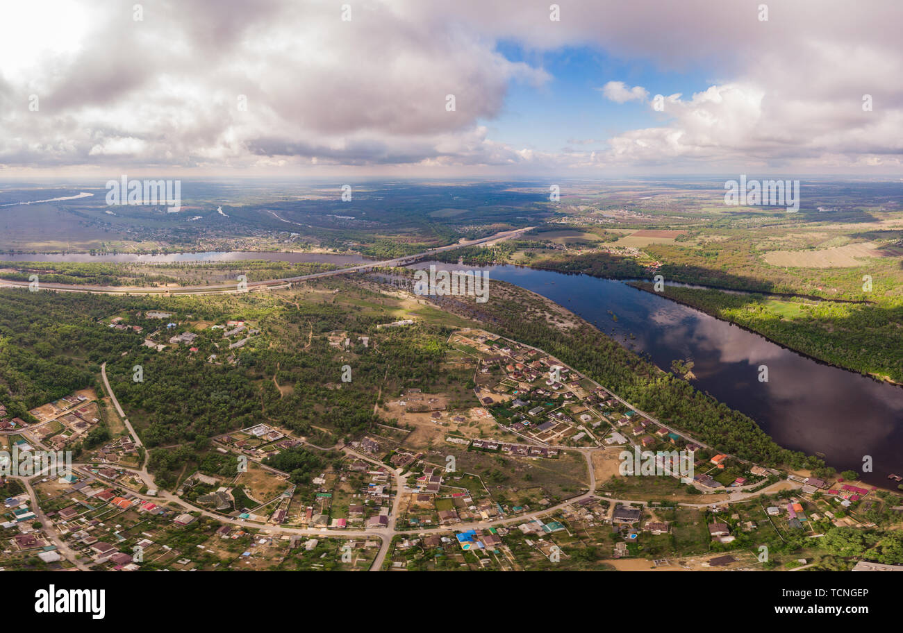 Luftaufnahme auf Fluss und Stadt Stockfoto