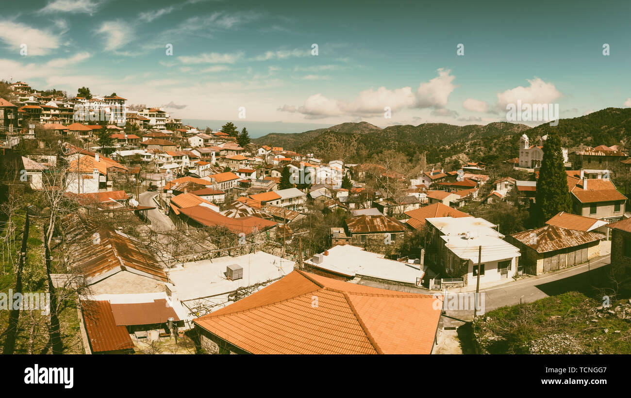 Pedoulas gemütliches Dorf im Troodos-gebirge, Zypern, Panoramaaussicht. Malerische vintage Stadtbild mit Ziegeldächern und bewölkter Himmel, Tal, Lefkos Marathasa Stockfoto