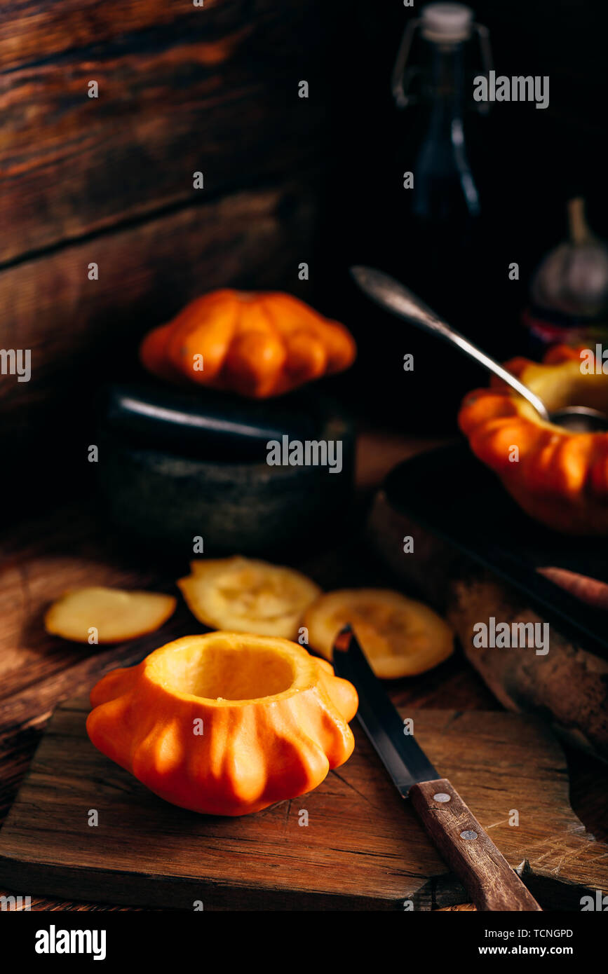 Pattypan squash für die Füllung mit Hackfleisch zubereitet Stockfoto