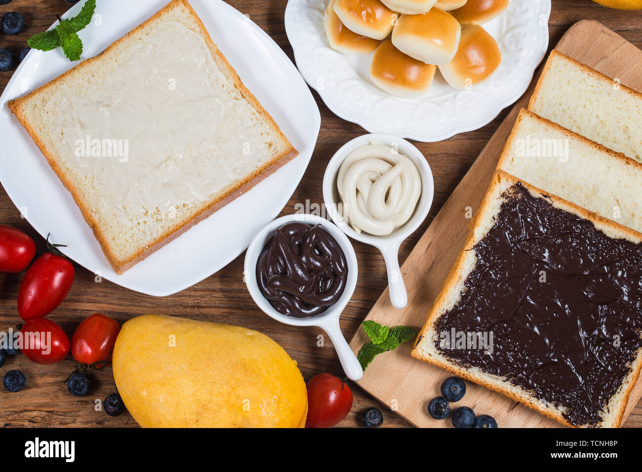 Obst und Brot, herzhaftes Frühstück, Schokoladensauce Brot Stockfoto