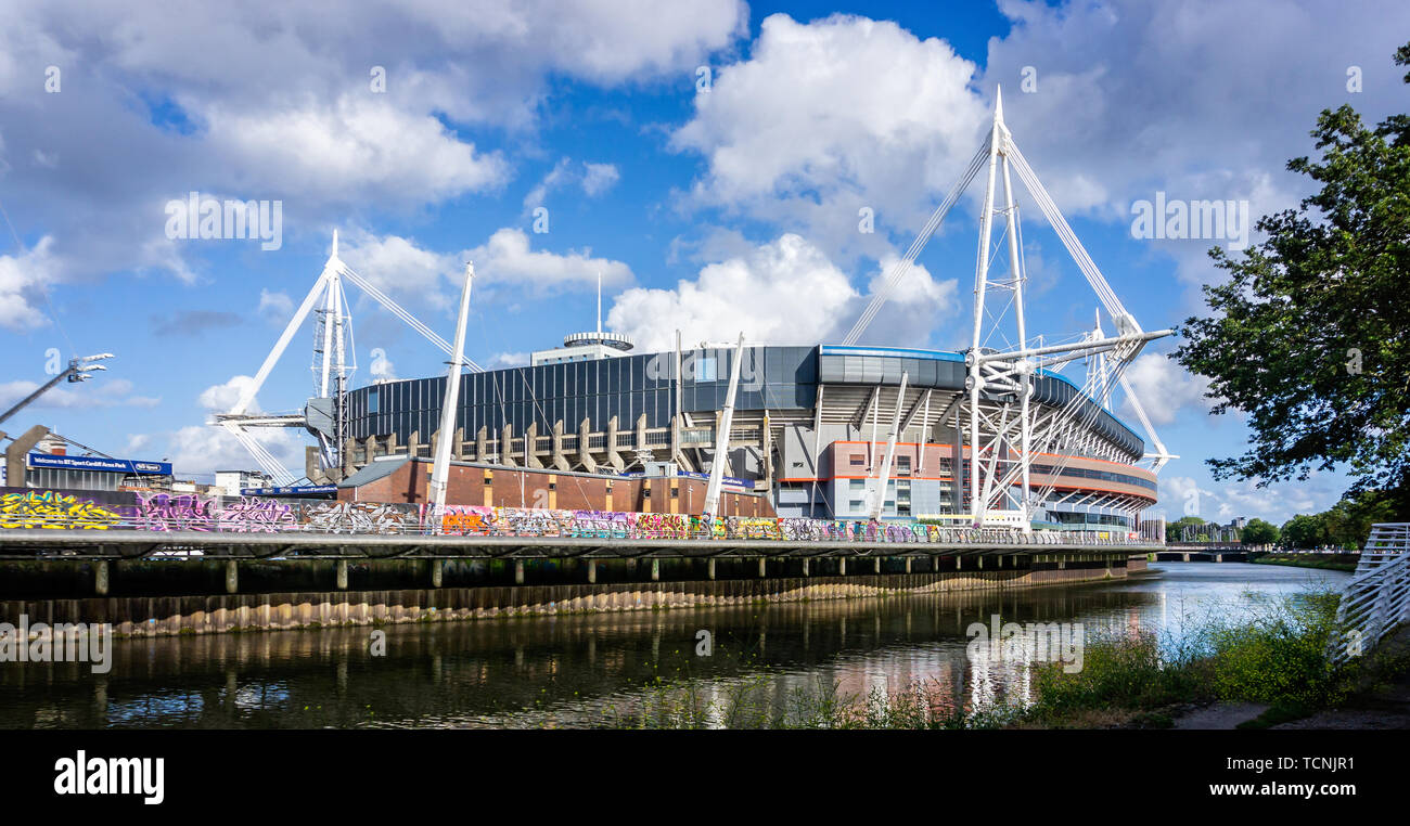 Das Fürstentum oder Millennium Stadium von der West Bank des Flusses Taff, in Cardiff, Wales, UK am 8. Juni 2019 Stockfoto