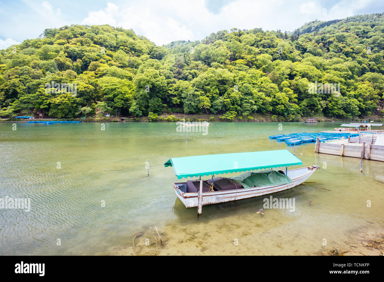 Boote auf dem Fluss Katsura Arashiyama Kyoto Stockfoto