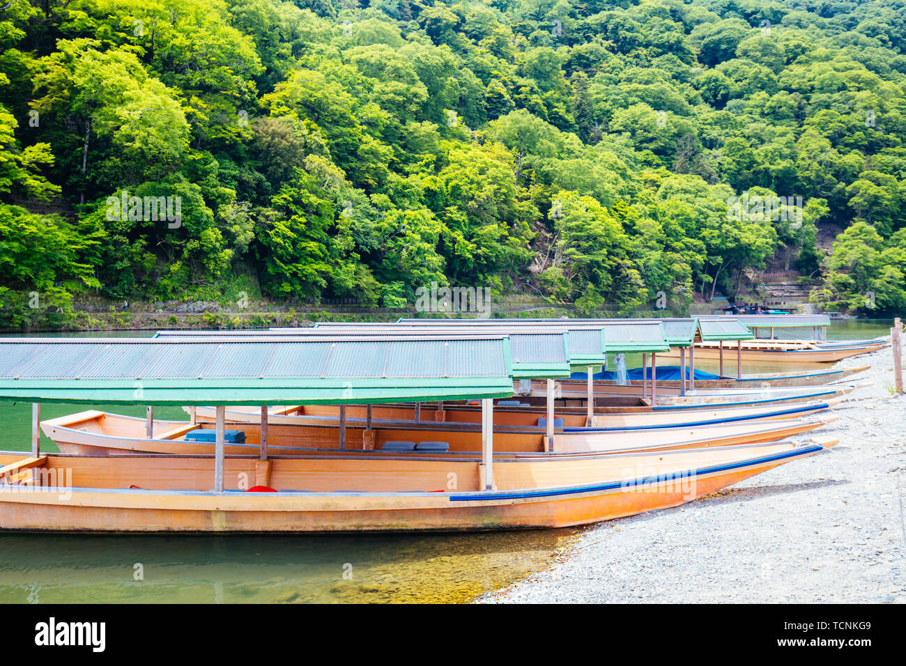 Boote auf dem Fluss Katsura Arashiyama Kyoto Stockfoto