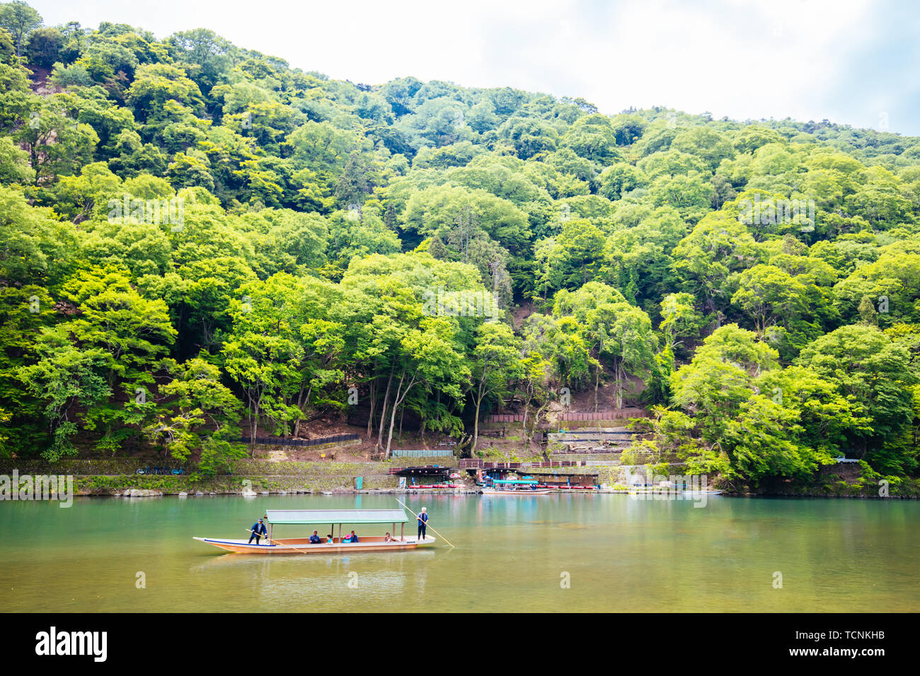 Boote auf dem Fluss Katsura Arashiyama Kyoto Stockfoto