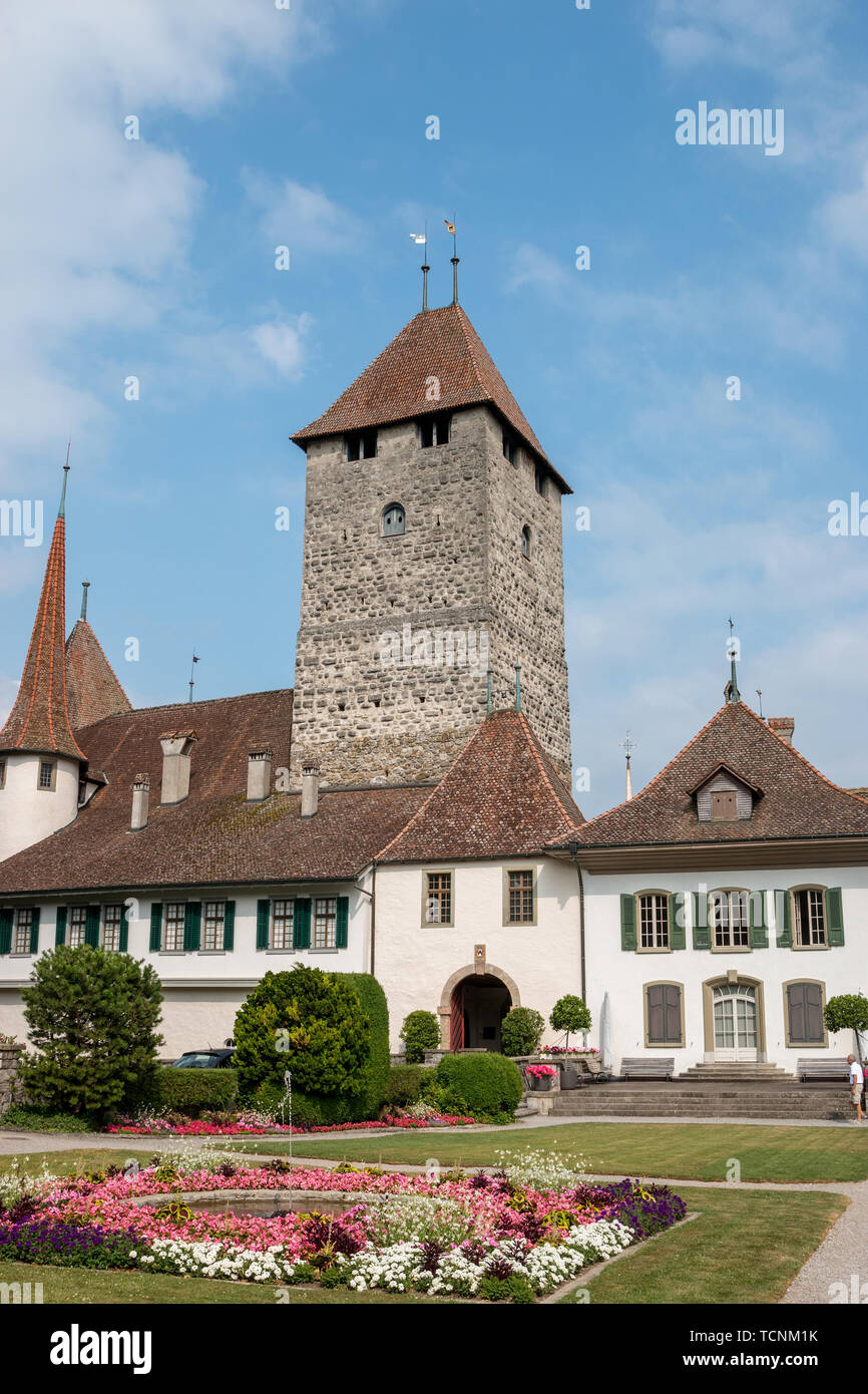 Spiez, Schweiz - 24. Juni 2017: Blick auf das Schloss Spiez - Lebendiges Museum und Park, Schweiz, Europa. Es ist ein Schweizer Weltkulturerbe der Nationalen signif Stockfoto