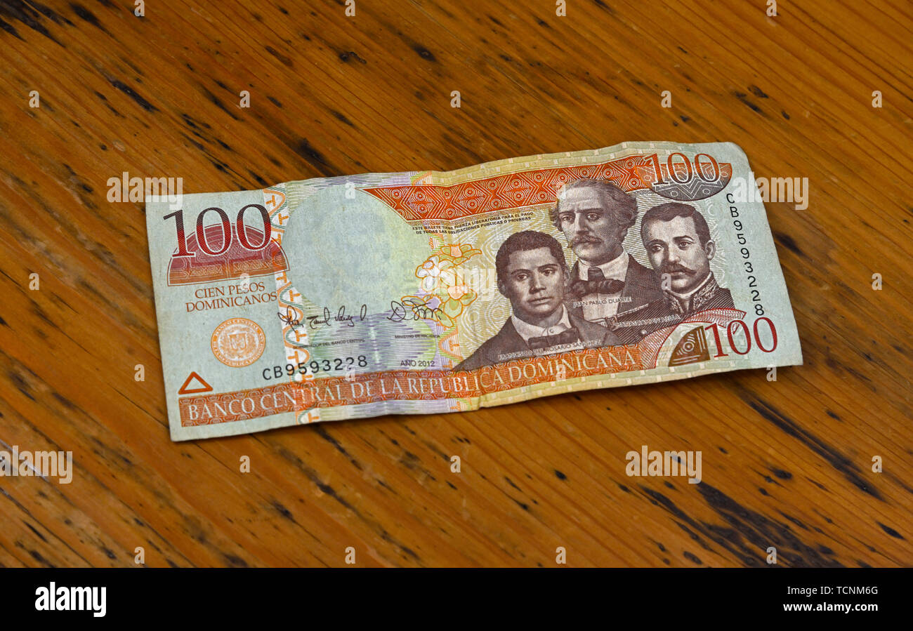 Papenburg, Deutschland - 26. März 2019: Hundert 100 Pesos dominikanische republik Währung beachten, die von der Banco Central de La Republica Dominicana Stockfoto