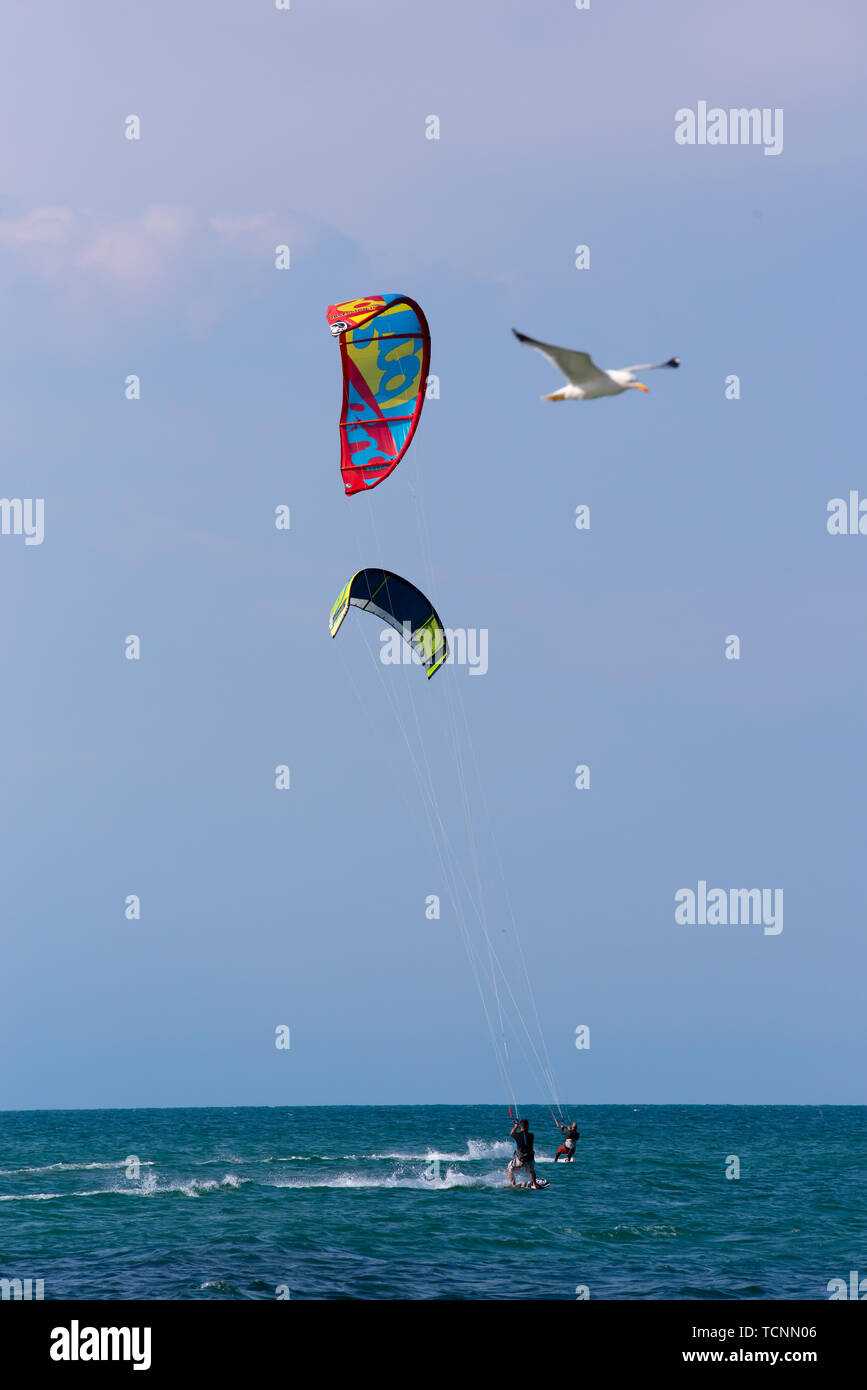 Shkorpilovtsi, Bulgarien - 29. Juni 2018: Kiteboarding Sport. Freizeitaktivitäten, Hobbies, Wassersport und Spaß im Sommer. Kitesurfen. Stockfoto