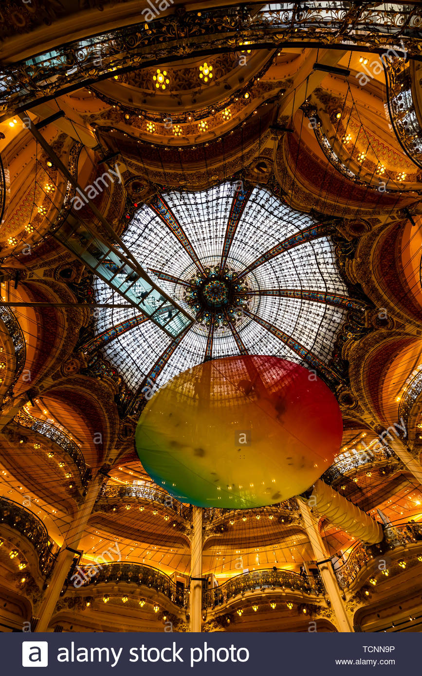 Ein Trampolin Unter Die Buntglaskuppel Der Galeries