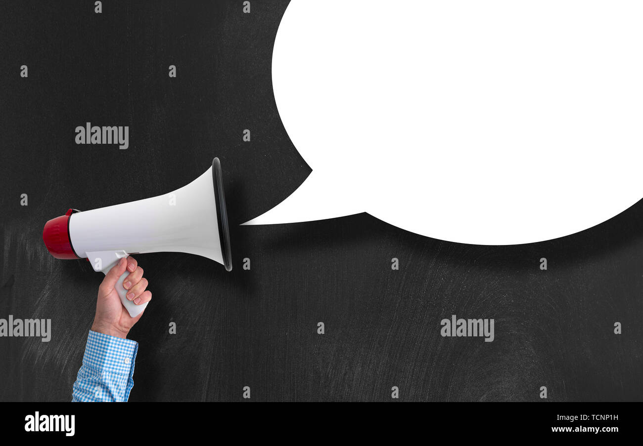 Hand des Kaufmanns holding Megaphon oder Megaphon gegen Tafel mit leeren Sprechblase Stockfoto