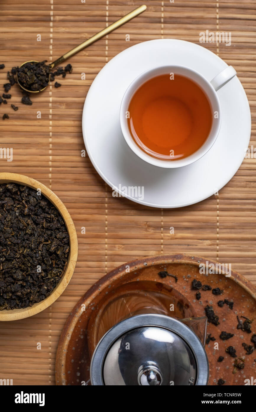 Heißen Tee in eine Tasse auf einem Holztisch. Stockfoto