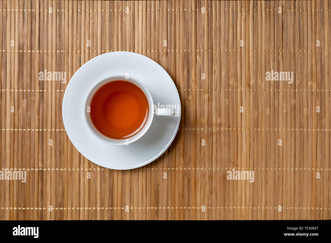 Heißen Tee in eine Tasse auf einem Holztisch. Stockfoto