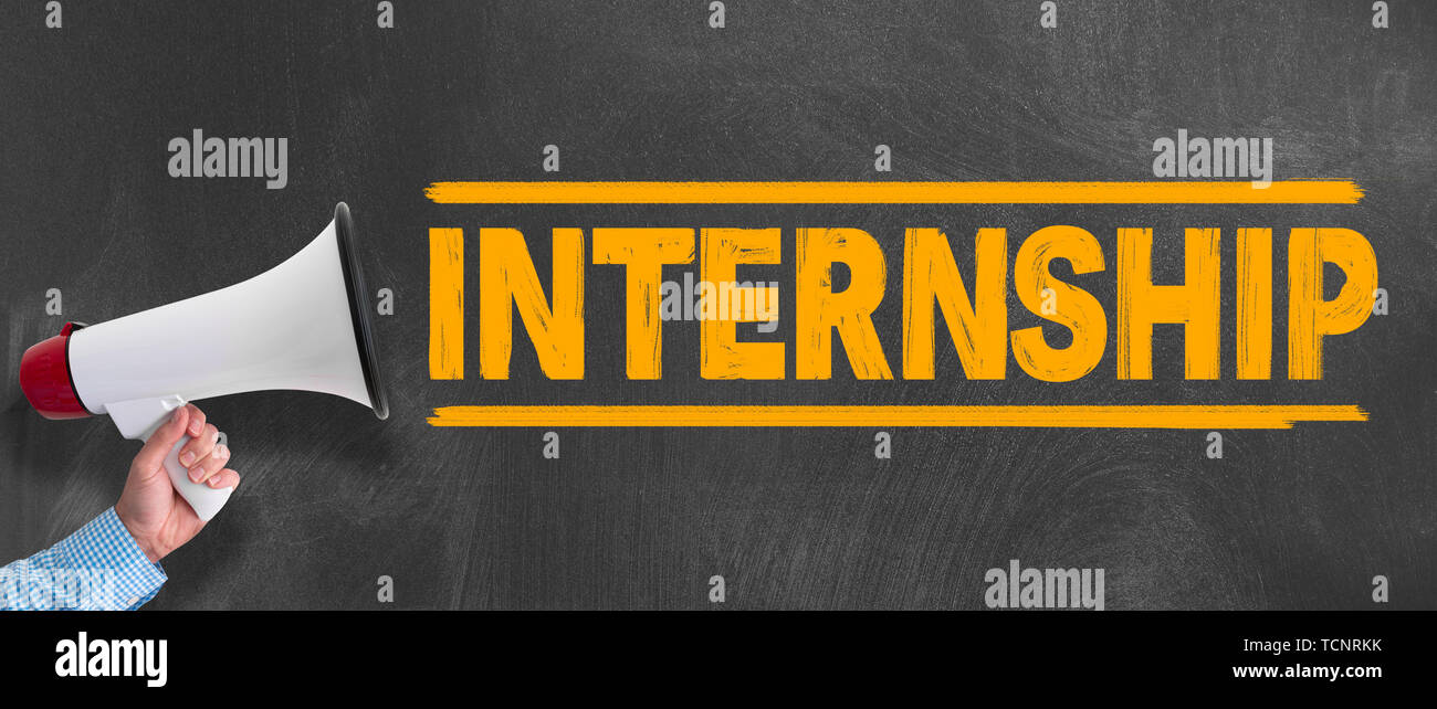 Hand des Kaufmanns holding Megaphon oder Megaphon gegen Tafel mit Text PRAKTIKUM Stockfoto