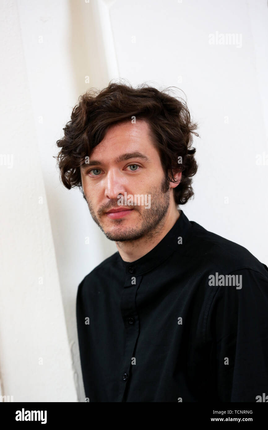 Schauspieler Alexander Vlahos, von der BBC zeigt, Versailles und BBC drama Merlin. Abgebildete Dreharbeiten in Chichester, West Sussex, UK. Stockfoto