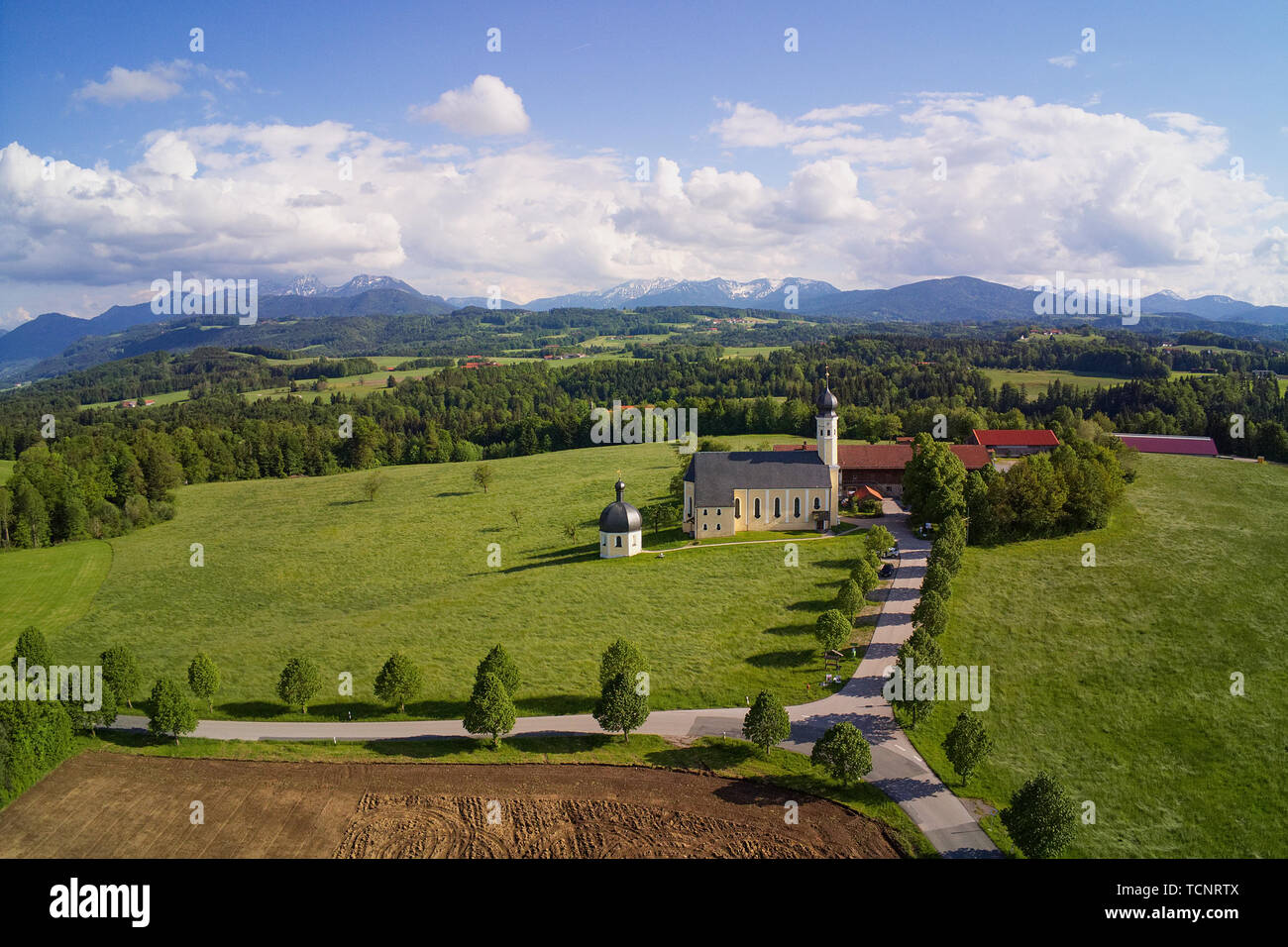 Wallfahrtskirche Wilparting Irschenberg mit Bergblick Stockfoto