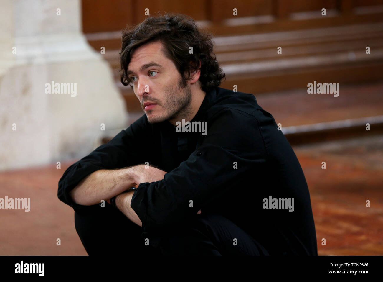 Schauspieler Alexander Vlahos, von der BBC zeigt, Versailles und BBC drama Merlin. Abgebildete Dreharbeiten in Chichester, West Sussex, UK. Stockfoto